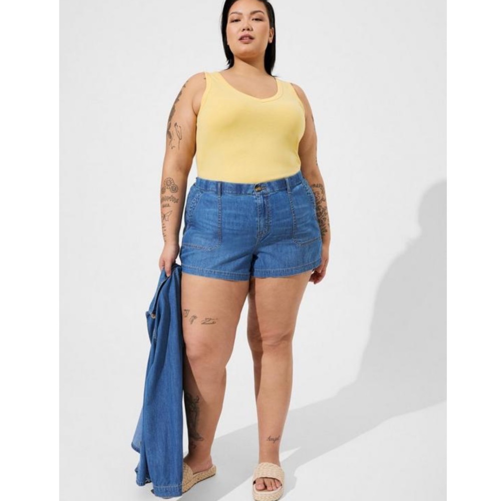 NWT torrid size 20 3.5 Inch Relaxed Utility Lightweight Mid Rise denim Shorts